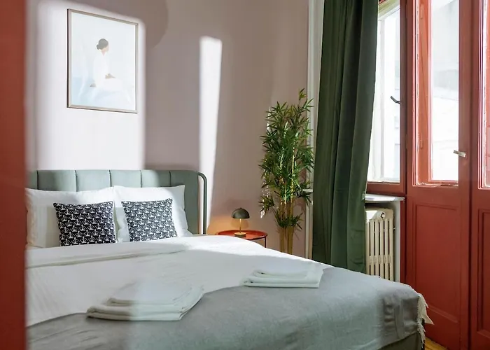 1930s Art Deco Old Town Quiet Balcony Apartment