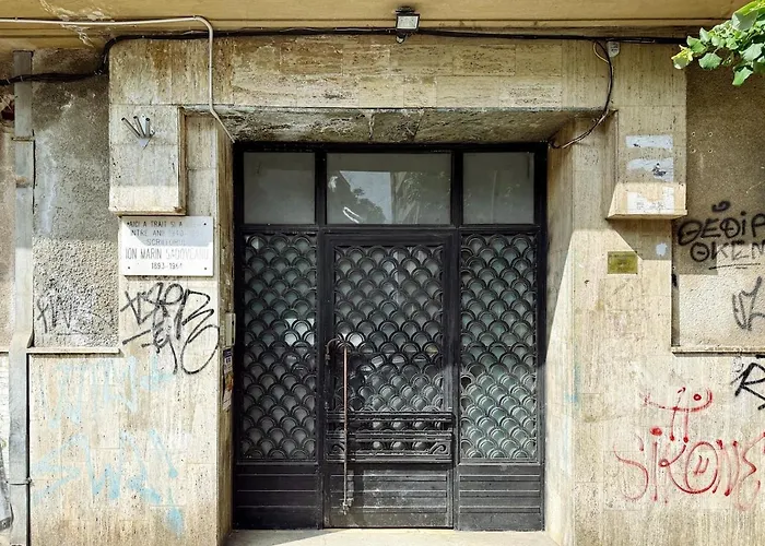 1930s Art Deco Old Town Quiet Balcony Apartment